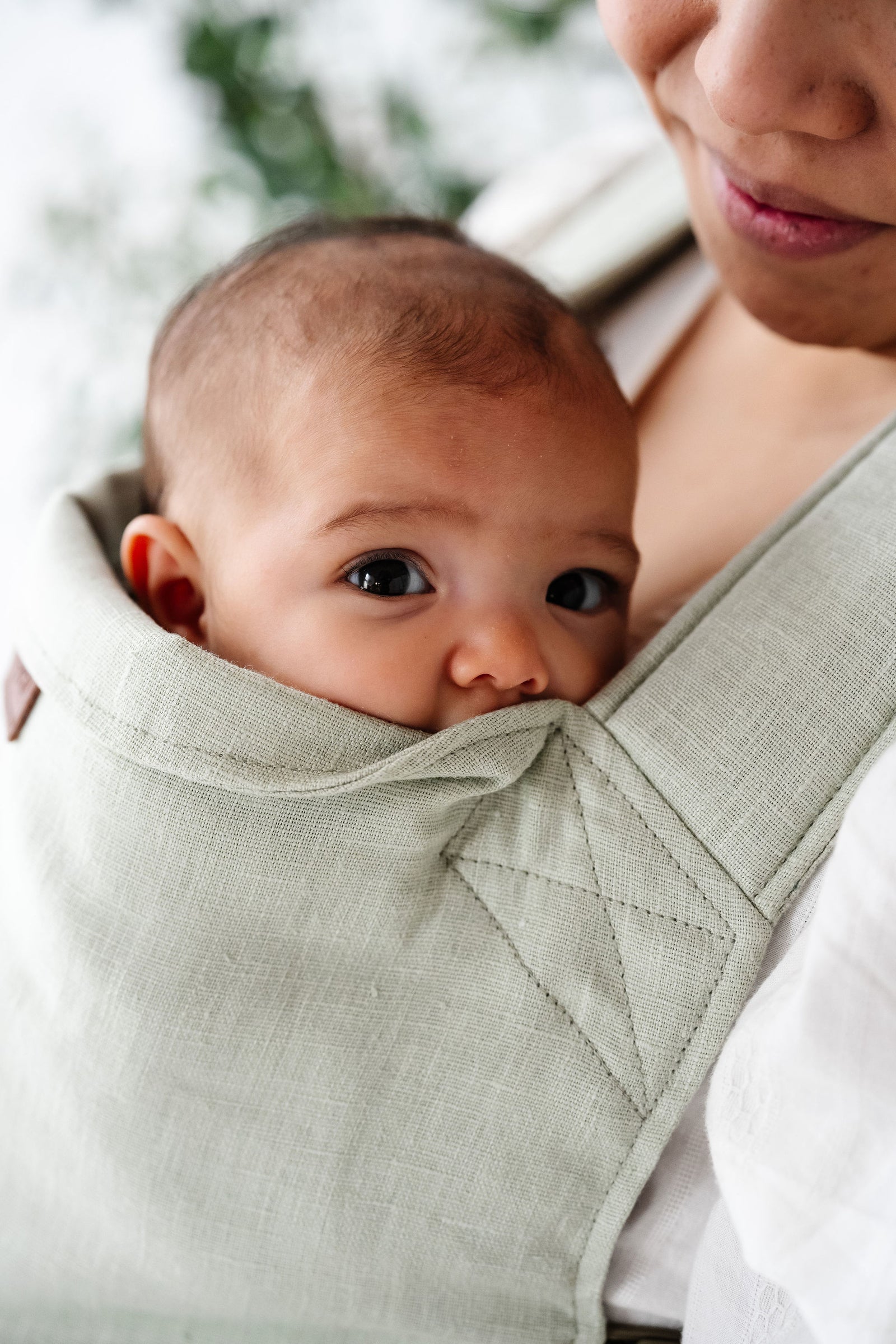 Baby carrier that allows breastfeeding on sale